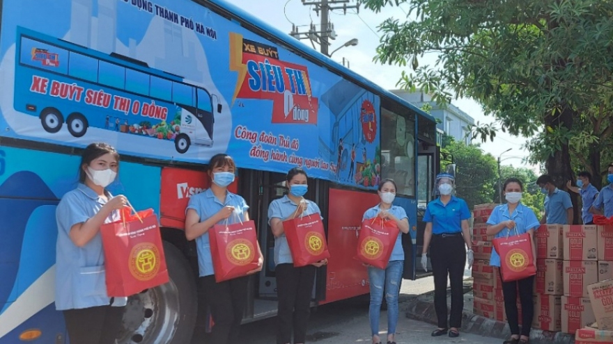 Mobile supermarkets bring free daily necessities to COVID-hit people
